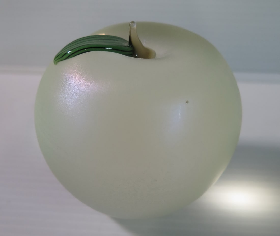 ESTATE OF DENNIS P. RODANO: ORIENT AND FLUME ART GLASS APPLE 3" HIGH X 3" DIA. (1 of 9)