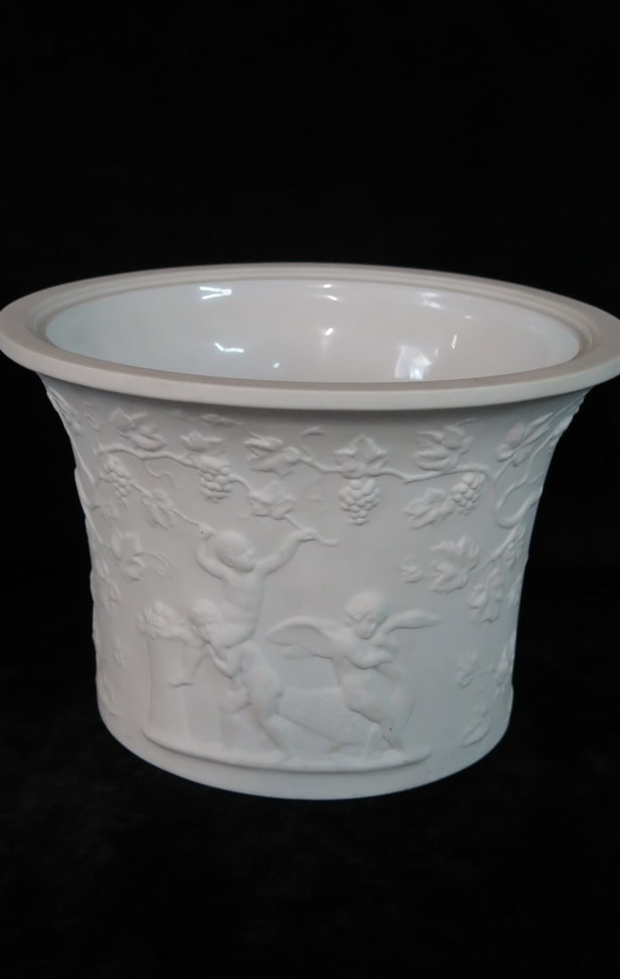 LIVING ESTATE OF JOSEPH RODANO: ROYAL COPENHAGEN CACHEPOT, 6" X 9" DIA.: LIVING ESTATE OF JOSEPH RODANO: ROYAL COPENHAGEN CACHEPOT, 6" X 9" DIA.