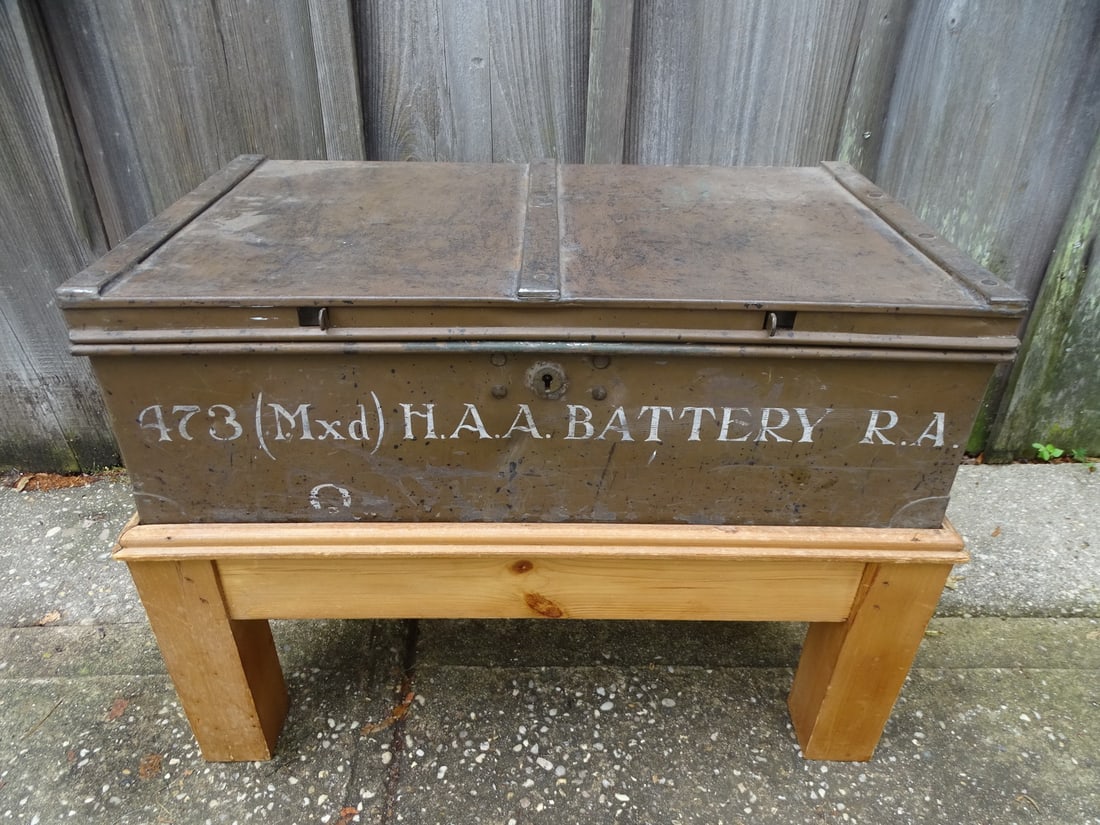 ENGLISH TOLE ARTILLERY SHELL BOX ON STAND 18 X 24.75 X 15 (1 of 12)