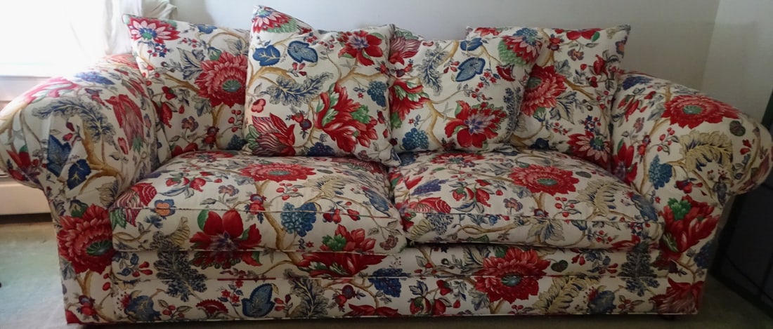 FLORAL DECORATED SOFA W/LOOSE CUSHIONS 28" X 83" X 33": FLORAL DECORATED SOFA W/LOOSE CUSHIONS 28" X 83" X 33"
