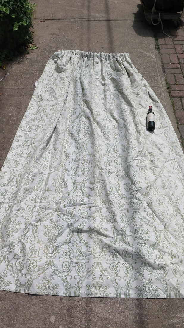 2 PAIRS (4 PANELS) OF FULLY LINED HEAVY CURTAINS IN GREEN TONES 107" LONG X 76" WIDE: 2 PAIRS OF FULLY LINED HEAVY CURTAINS IN GREEN TONES 107" LONG X 76" WIDE