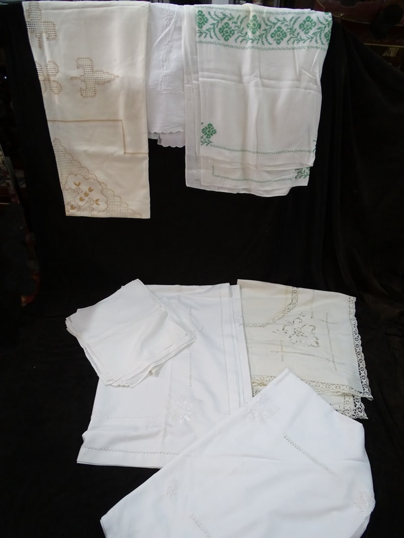 LOT OF GOOD TABLELINENS INC. 10 TABLECLOTHS & 2 SETS OF MATCHING NAPKINS: LOT OF GOOD TABLELINENS INC. 10 TABLECLOTHS & 2 SETS OF MATCHING NAPKINS
