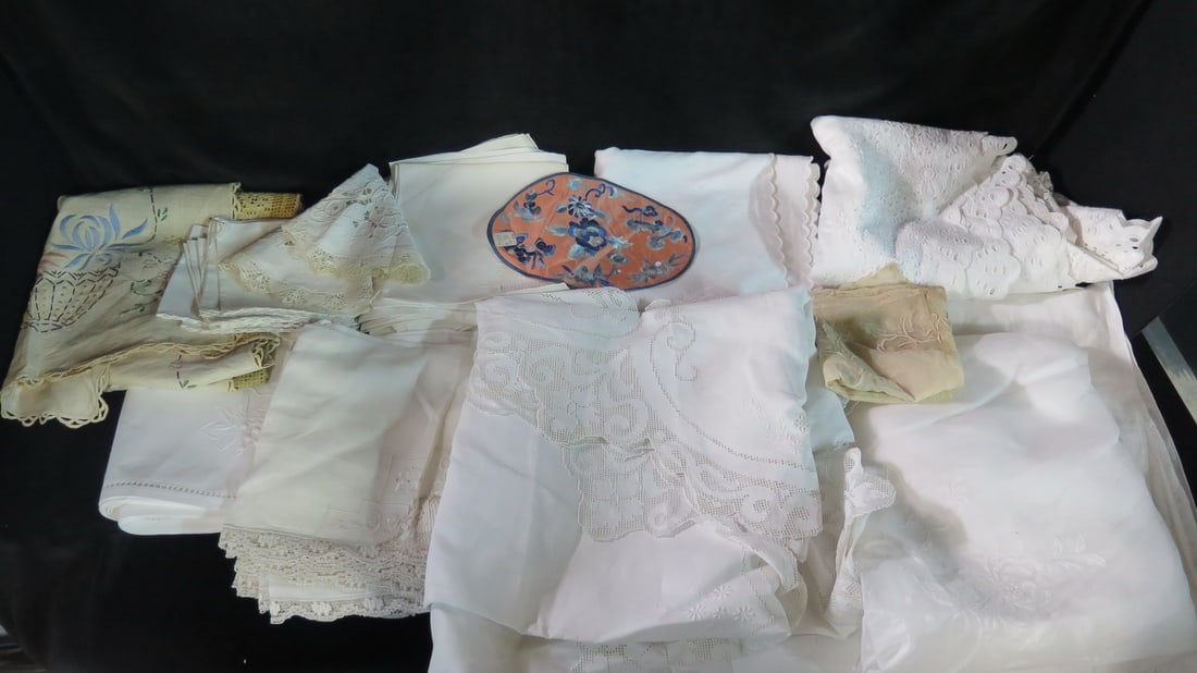 LOT OF HIGH END/QUALITY TABLELINENS: 4 TABLECLOTHS; 6 SETS OF MATCHING NAPKINS; 3 RUNNERS & 3 (1 of 9)