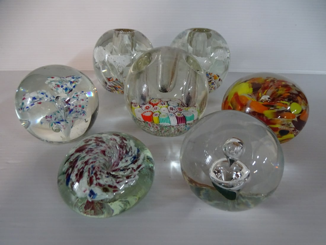 GROUP OF VINTAGE ART GLASS, PAPERWEIGHT, FLOWER, FROGS AND CANDLESTICKS HOLDERS 3 1/4" HIGH TALLEST (1 of 14)
