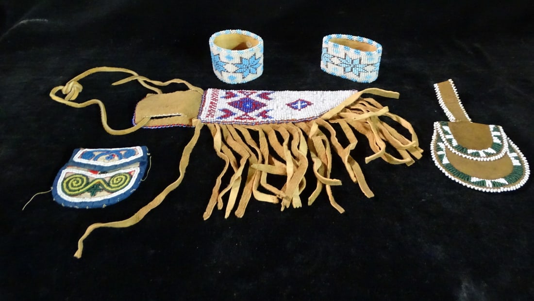 TRAY LOT OF ASSORTED NATIVE AMERICAN BEADED ITEMS, FIVE PIECES, 7 X 2 LARGEST (1 of 11)