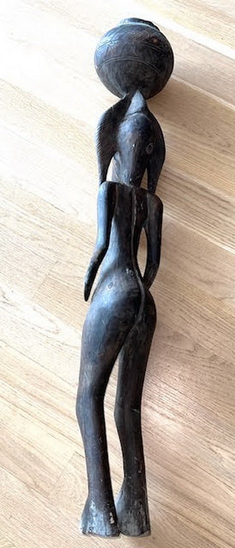 ANTIQUE TALL AFRICAN CARVED AND ENGRAVED WOOD STATUE OF A WATER BEARING WOMAN, 40" TALL: ANTIQUE TALL AFRICAN CARVED AND ENGRAVED WOOD STATUE OF A WATER BEARING WOMAN, 40" TALL