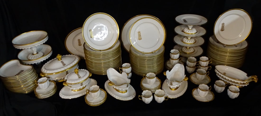 112 PIECE 1889 G. DIPLOME D'HONNEUR ALFRED HACHE &CE VIERZON- PARIS GILT PORE DINNERWARE, LARGEST: 112 PIECE 1889 G. DIPLOME D'HONNEUR ALFRED HACHE &CE VIERZON- PARIS GILT PORE DINNERWARE, LARGEST PLATE IS 9.5 DIAMETER
