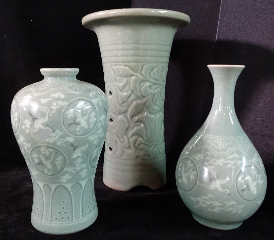 GROUP OF THREE CHINESE CELADON PIECES (1 of 13)