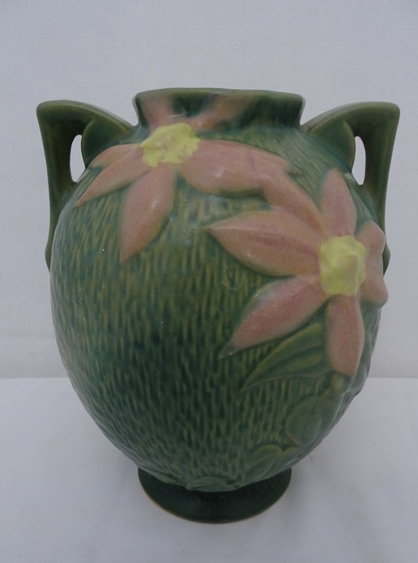 ROSEVILLE 2 HANDLE GREEN CLEMATIS VASE (CA 1940) MODEL 107-8. (1 of 7)