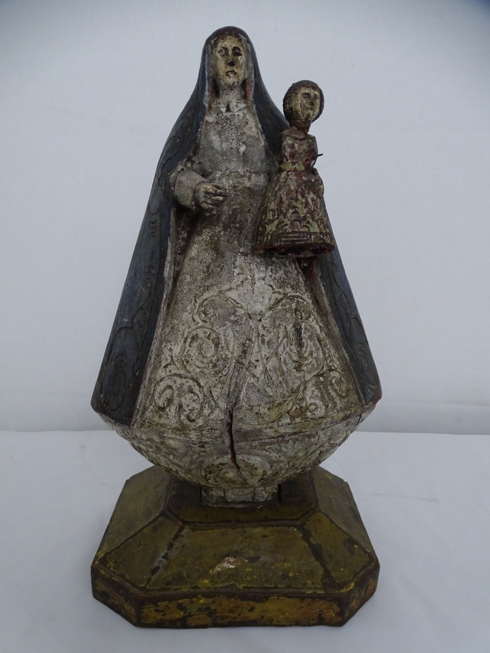 PAINTED CARVED POLYCHROME RELIGIOUS STATUE OF MOTHER AND CHILD. (1 of 12)