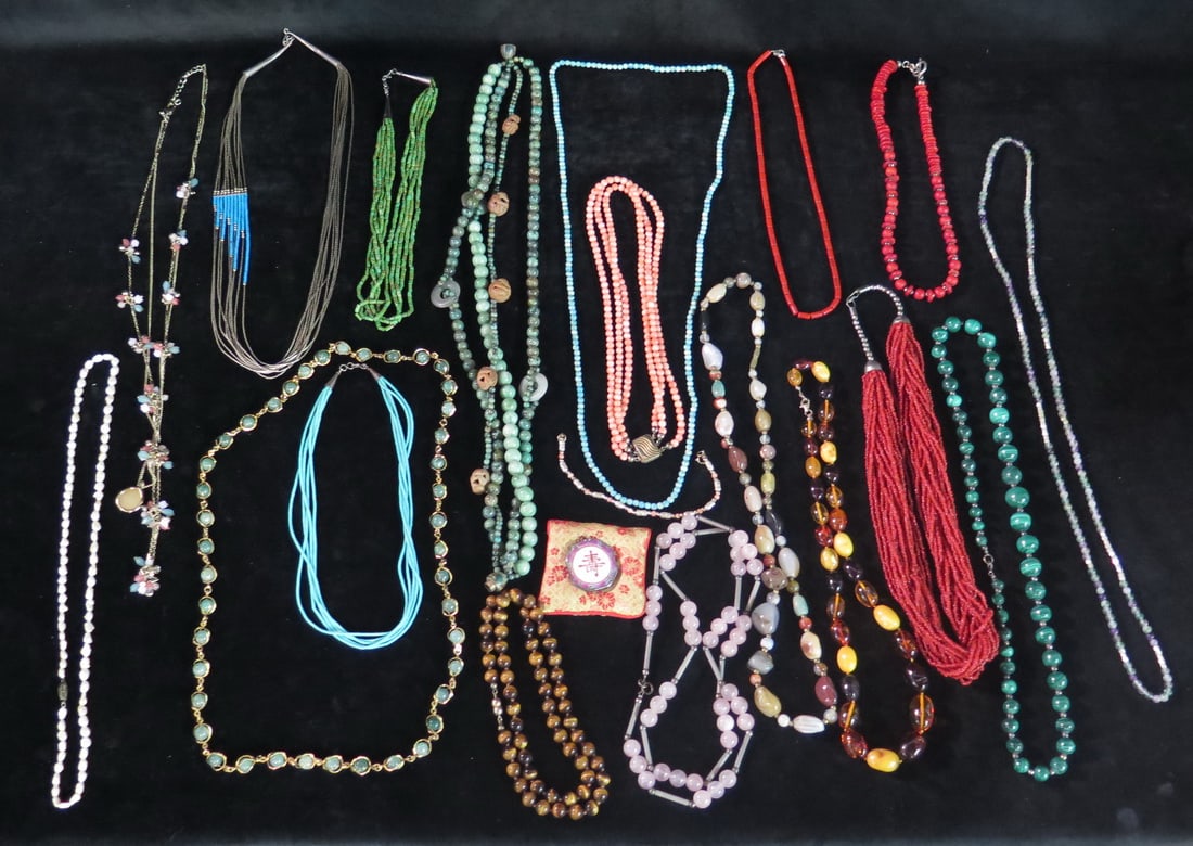 COLLECTION OF VINTAGE COSTUME JEWELRY INCLUDING SOME WITH STONE BEADS AND SEMI ANTIQUE PRECIOUS GEMS (1 of 12)