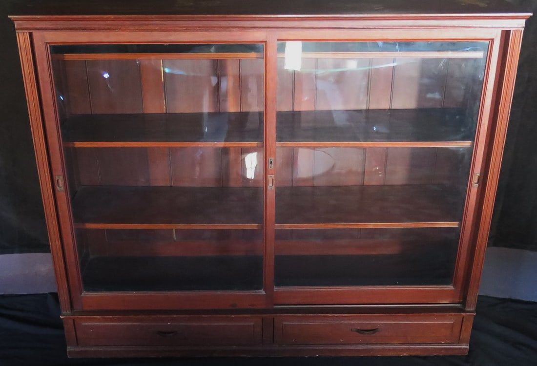 LARGE VINTAGE WOODEN DISPLAY CABINET: This large vintage wooden display cabinet is a versatile piece that can be used to showcase a variety of items, from books and collectibles to glassware and decorative objects. The cabinet features a