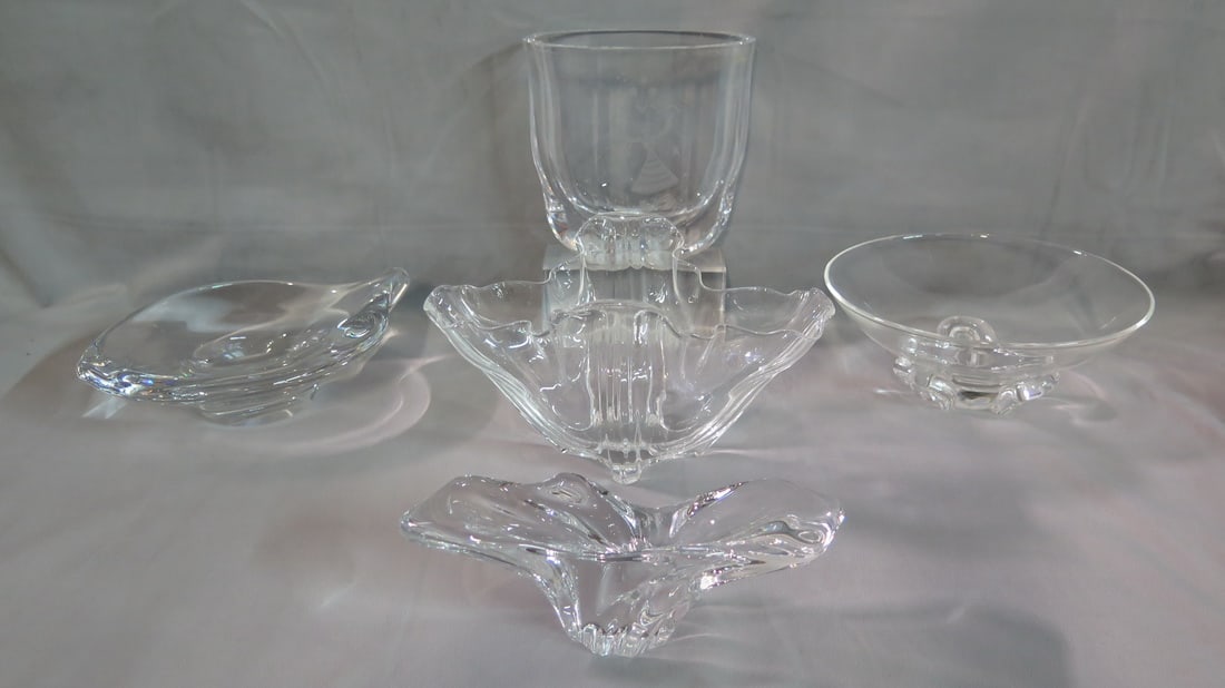 GROUP OF CRYSTAL VESSELS INCLUDING BACCARAT AND STEUBEN (1 of 11)