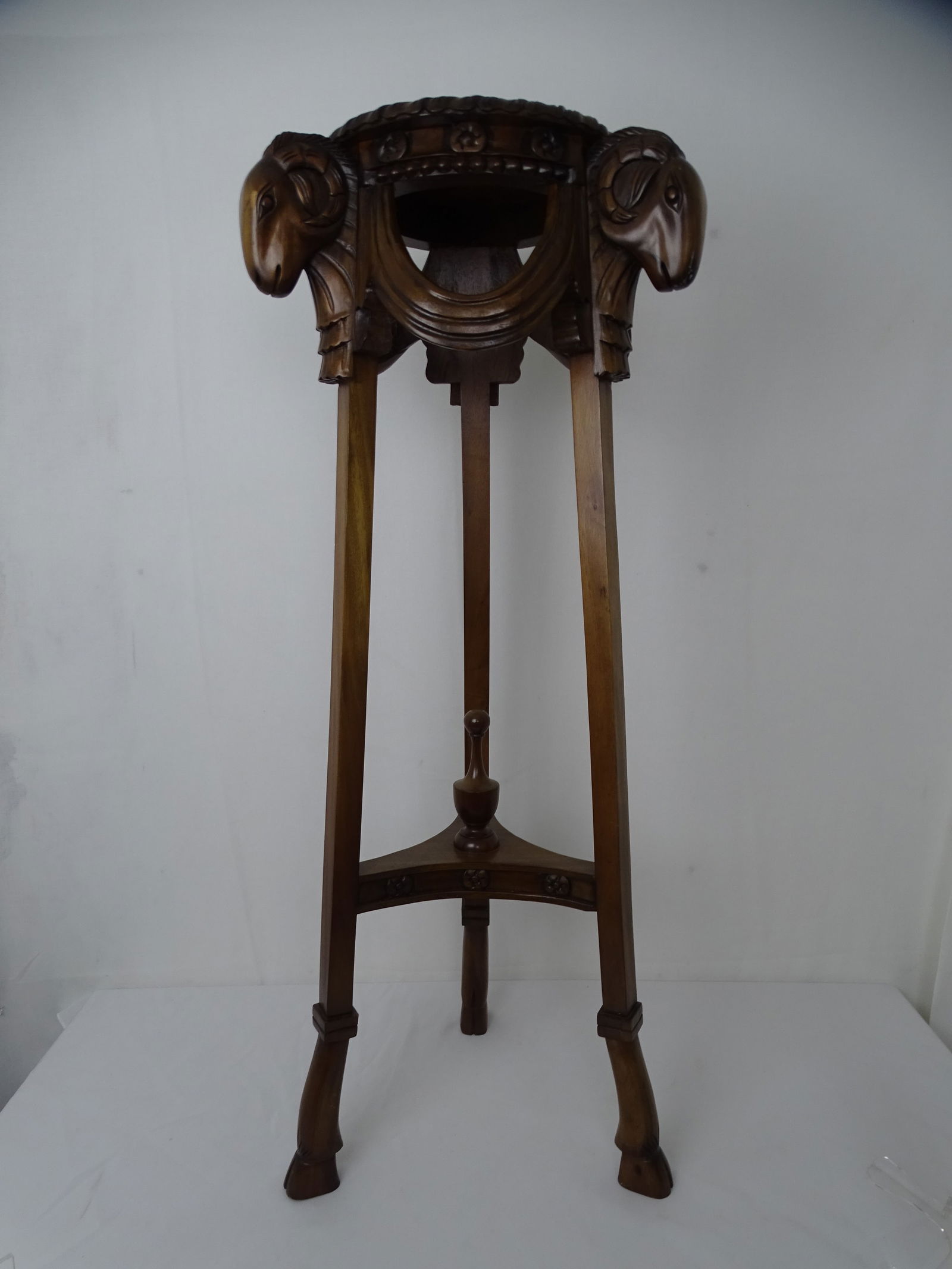 VINTAGE NEOCLASSICAL CARVED WOODEN RAMS HEAD PEDESTAL (1 of 14)