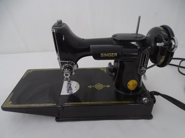 VINTAGE 1940'S SINGER FEATHERWEIGHT MODEL 221 SEWING MACHINE
