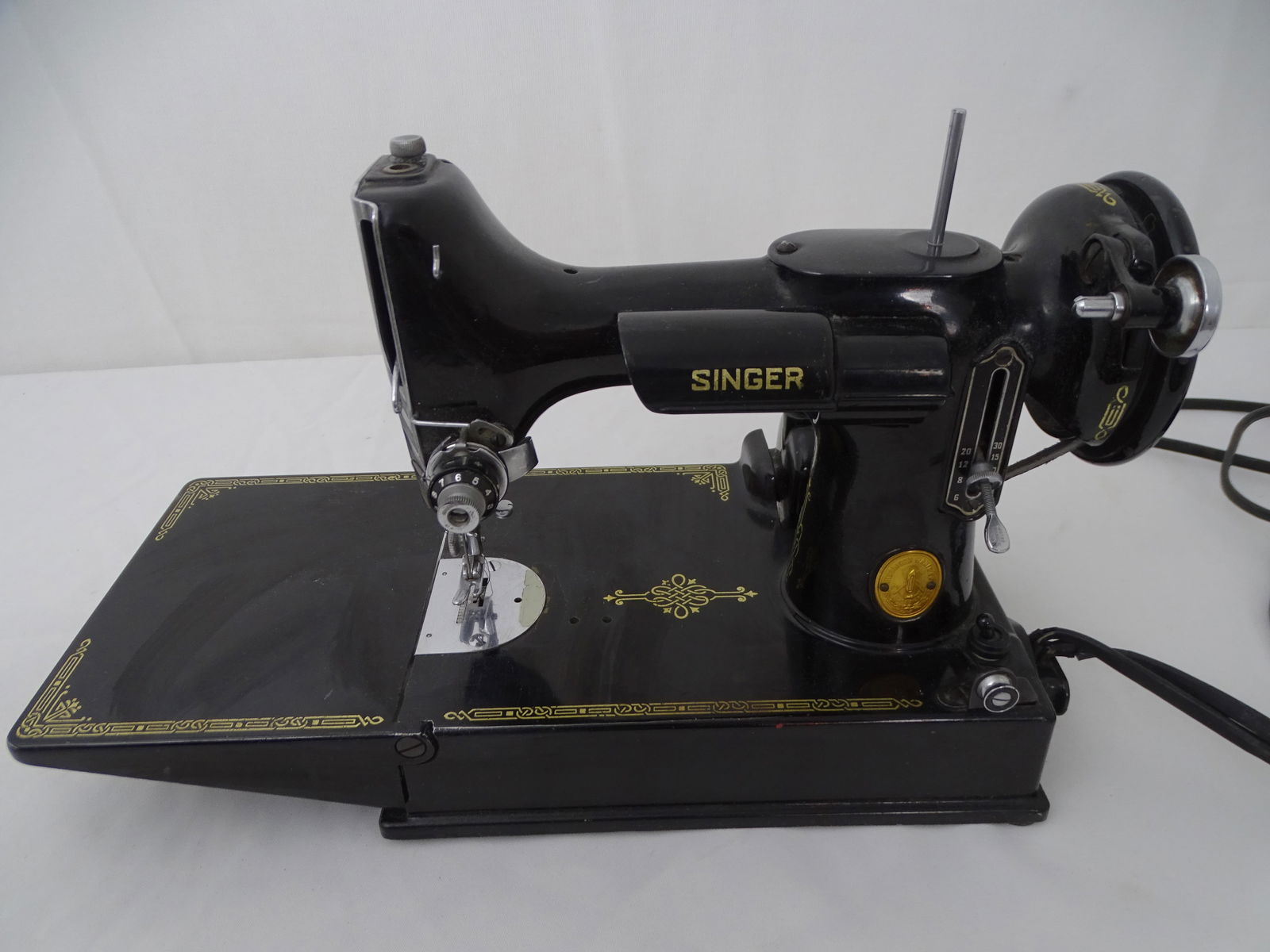 VINTAGE 1940'S SINGER FEATHERWEIGHT MODEL 221 SEWING MACHINE (1 of 13)