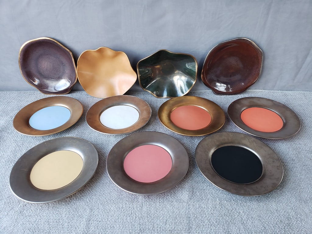 LIVING ESTATE OF JOSEPH RODANO: COLLECTION OF JULIE SANDERS CERAMIC POTTERY PIECES: This collection of Julie Sanders ceramic pottery pieces is a delightful find for collectors and enthusiasts of mid-century modern design. Julie Sanders, a renowned California potter, is known for her