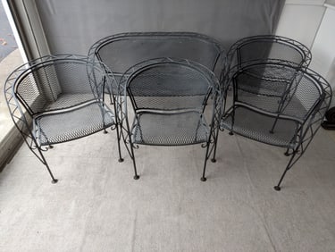 FIVE PIECES OF VINTAGE WROUGHT IRON OUTDOOR FURNITURE, LIKELY WOODARD, FOUR CHAIRS AND SETTEE