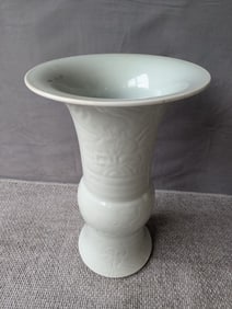 EARLY 20TH CENTURY CHINESE CELADON GLAZE GU FORM VASE