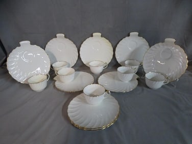 COLLECTION OF EIGHT GLADSTONE BONE CHINA SHELL FORM DESSERT PLATES AND COFFEE CUPS