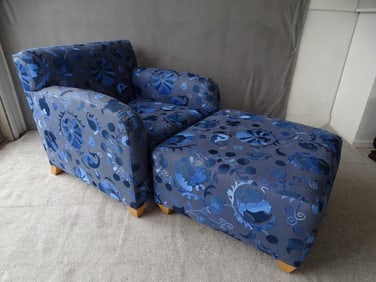 MODERN BLUE UPHOLSTERED ARM CHAIR & OTTOMAN