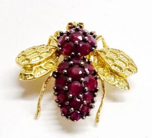18 KARAT GOLD AND RUBY PENDANT WITH BEE