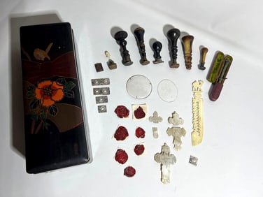 COLLECTION OF ANTIQUE AND VINTAGE SEALS AND BLACK LACQUER CHINOISERIE BOX