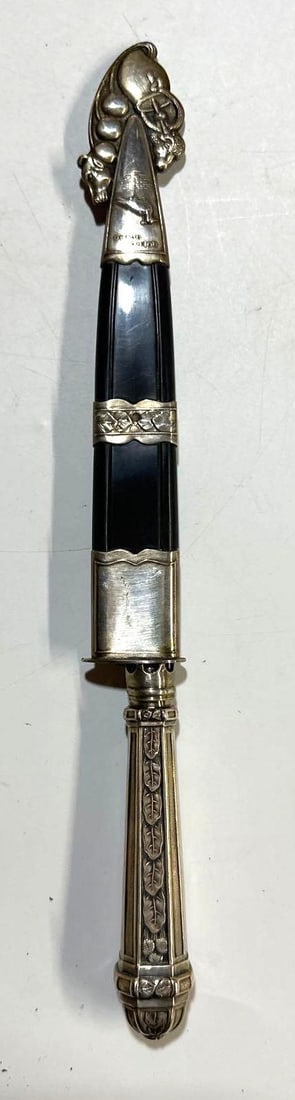 QUERO QUERO GAUCHO KNIFE: Materials: Historically, Quero Quero knives were typically crafted using steel for the blade and wood or bone for the handle. However, modern versions like this one may incorporate other materials lik