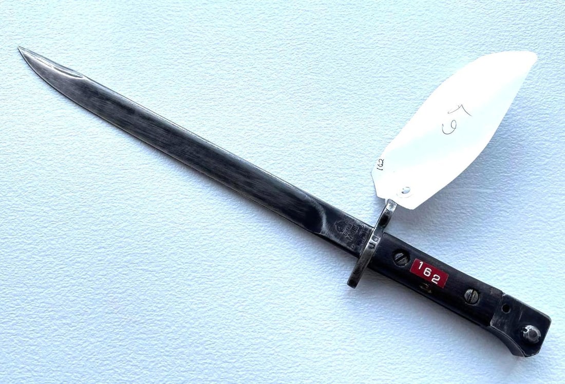 INDIAN MKIII SMLE BAYONET 1945: 16.5" LONG The Indian Mk III SMLE bayonet, manufactured in 1945, is a variant of the bayonet used with the British Short Magazine Lee-Enfield (SMLE) rifles, specifically the No. 1 Mk III rifle. Th