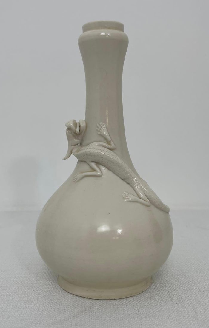 DEHUA BLANC DE CHINE WHITE PORCELAIN CHINESE DRAGON MOTIF BUD VASE (1 of 10)
