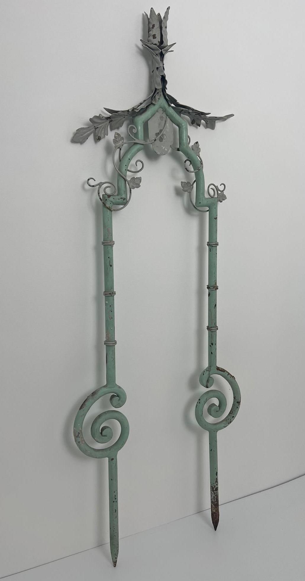 VALUE LOT VINTAGE METAL GARDEN TRELLIS WITH FLORAL ACCENTS.  CROQUET WICKET? (1 of 9)