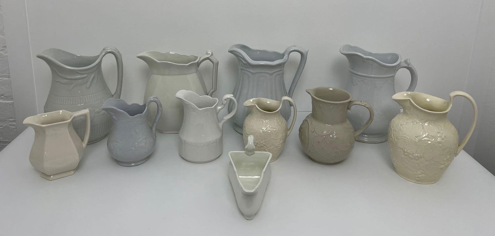 VALUE LOT COLLECTION OF VINTAGE CERAMIC PITCHERS INCLUDING TWO WEDGWOOD BARELSTON CREAM WARE (1 of 16)
