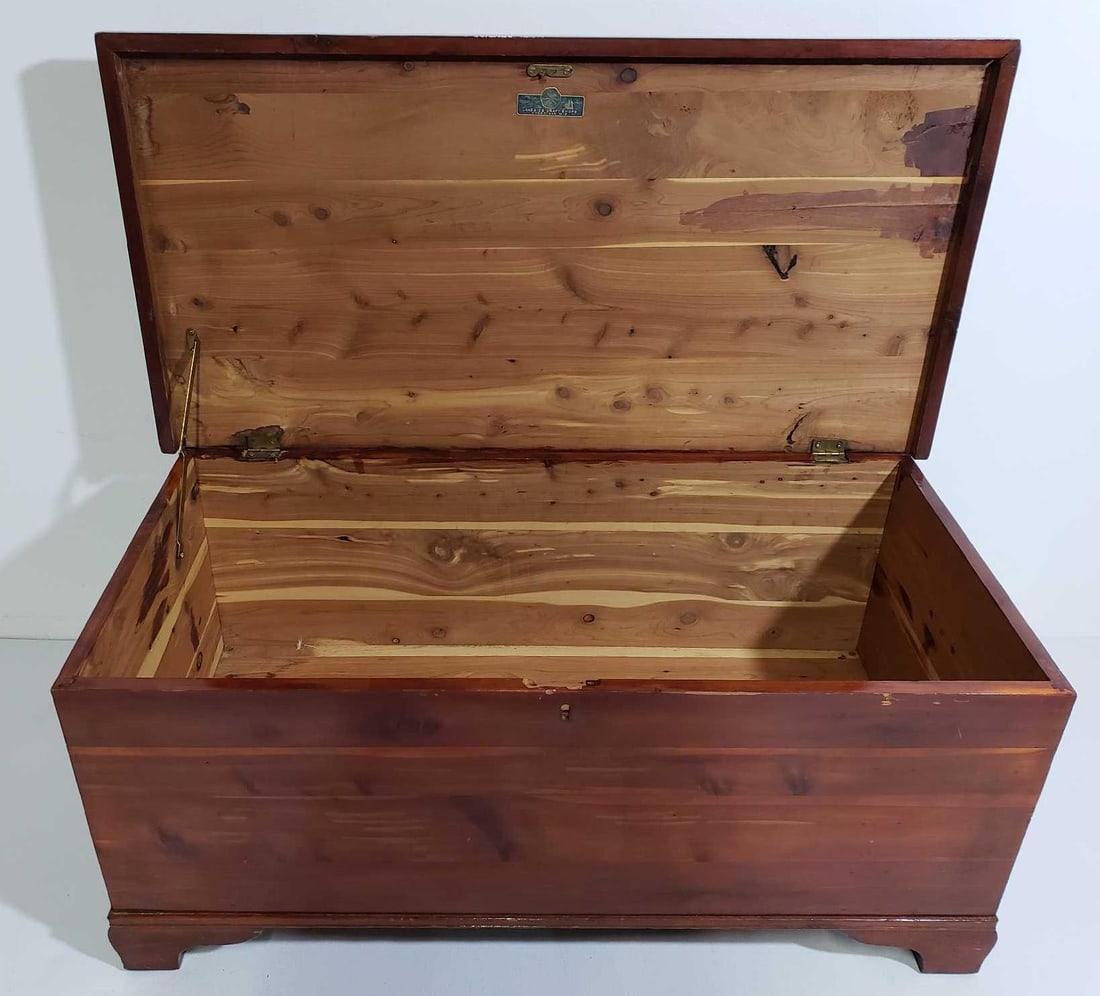 VALUE LOT VINTAGE CEDAR CHEST FROM LAKESIDE CRAFT SHOPS SHEBOYGAN WISCONSIN (1 of 9)