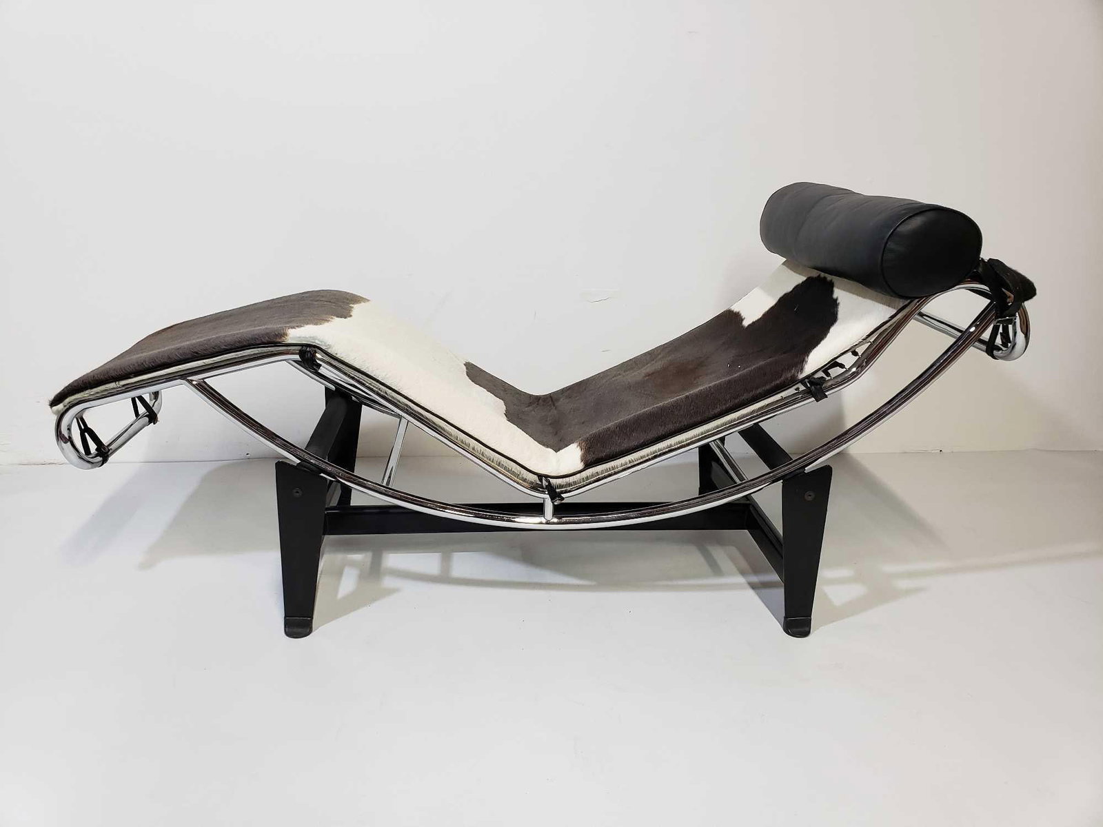 LE CORBUSIER STYLE CHAISE LOUNGE IN PONY HIDE (1 of 13)