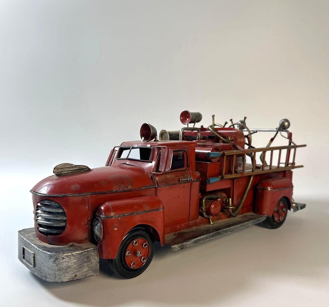 REPRODUCTION TIN 1940's TOY FIRE ENGINE TRUCK (1 of 7)