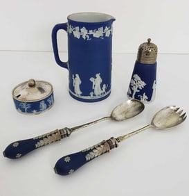 VALUE LOT: COLLECTION OF WEDGWOOD JASPERWARE INCLUDING SALAD SERVERS FORK AND SPOON SET