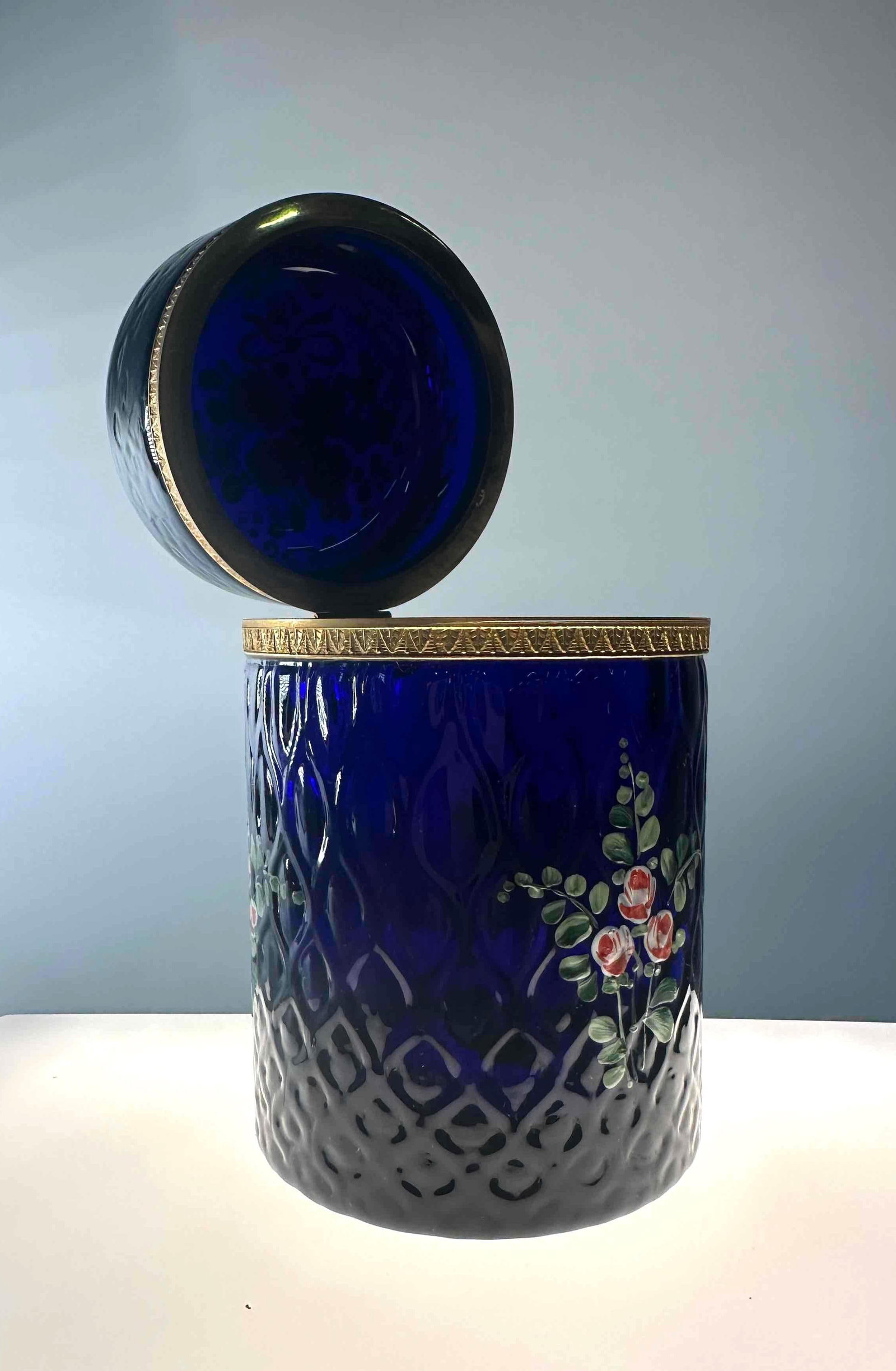 RICHARD GINORI COVERED COBALT BLUE LIDDED GLASS VESSEL WITH HAND PAINTED FLORAL DETALS: This vintage Richard Ginori casket box, crafted in Italy, showcases the renowned porcelain manufacturer's artistry with its deep cobalt blue color glass, delicate hand-painted floral decorations, 