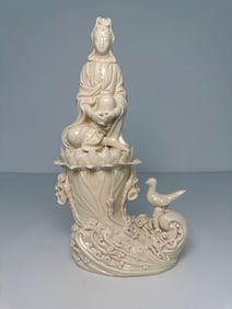 CHINESE BLANC DE CHINE DEHUA PORCELAIN GUANYIN WITH BIRD STATUE
