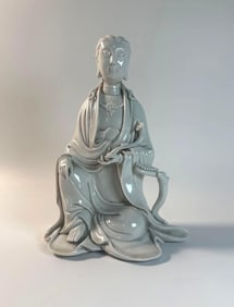 CHINESE BLANC DE CHINE DEHUA PORCELAIN SEATED GUANYIN STATUE