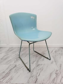 VALUE LOT: MID-CENTURY MOLDED FIBERGLASS SHELL SIDE CHAIR IN THE STYLE OF HARRY BERTOIA