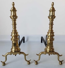 PAIR OF FEDERAL-STYLE PEENED BRASS ANDIRONS
