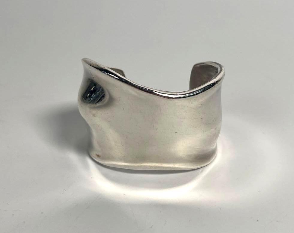 CONTEMPORARY DESIGNER PERETTI STYLE STERLING SILVER BONE CUFF: This elegant sterling silver cuff bracelet, weighing 1.81 ozt, showcases a sleek, contemporary design with its smooth, undulating form, making it a striking piece of modern silver bangle jewelry. The 