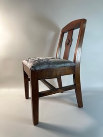 VALUE LOT: DECORATIVE ACCENT OR DOLL CHAIR WITH UPHOLSTERED SEAT