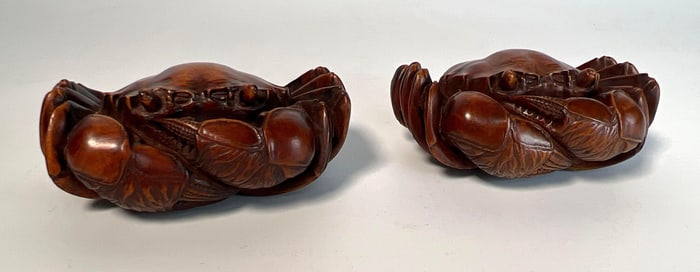 PAIR OF MEIJI PERIOD JAPANESE HAND-CARVED BOXWOOD CRABS