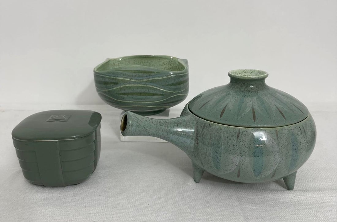 VALUE LOT: MID-CENTURY MODERN POTTERY COLLECTION INCLUDING RED WING (1 of 8)