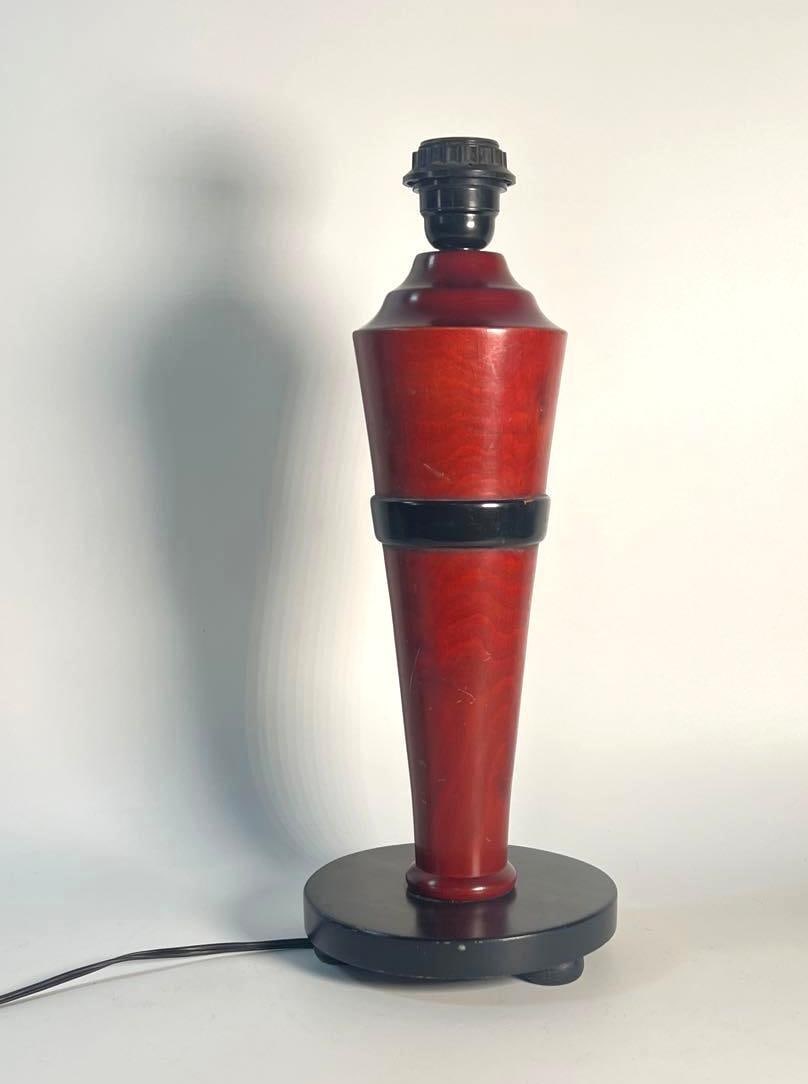 VALUE LOT: VINTAGE BLACK AND RED WOOD TABLE LAMP (1 of 1)