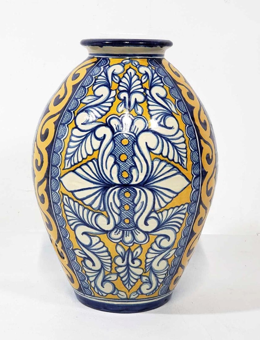 VALUE LOT: LARGE TELAVERA EARTHENWARE VESSEL (1 of 8)