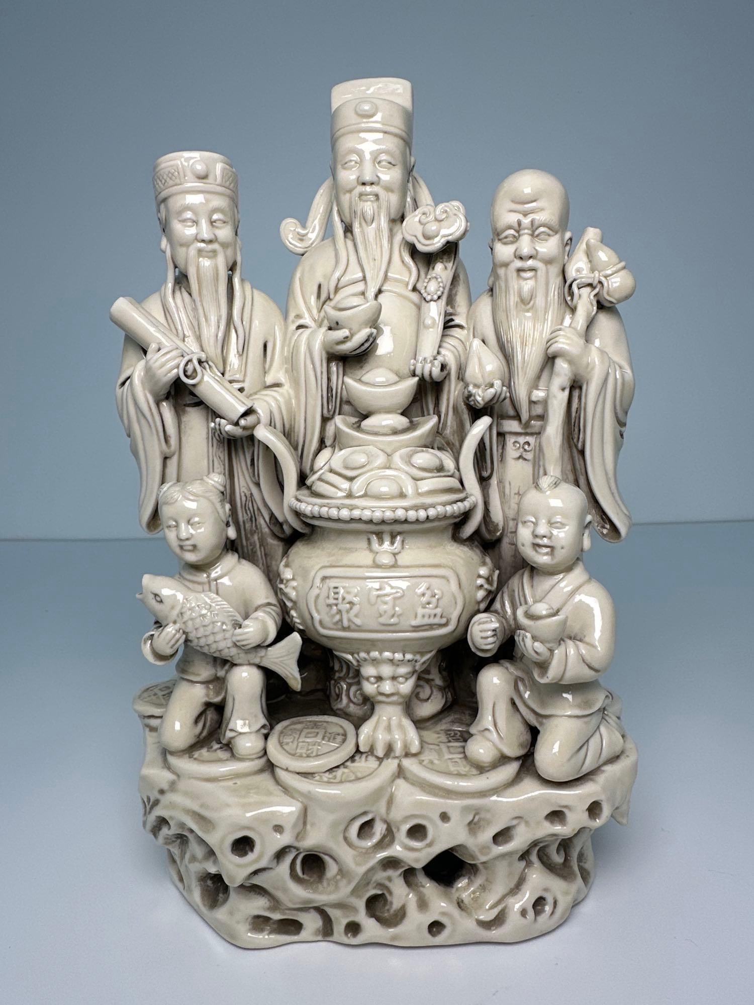 CHINESE BLANC DE CHINE DEHUA PORCELAIN STATUE: This stunning Chinese Blanc de Chine Dehua porcelain statue is a testament to the refined artistry and cultural richness of Dehua ceramics. The statue, crafted from the renowned Blanc de Chine porcela