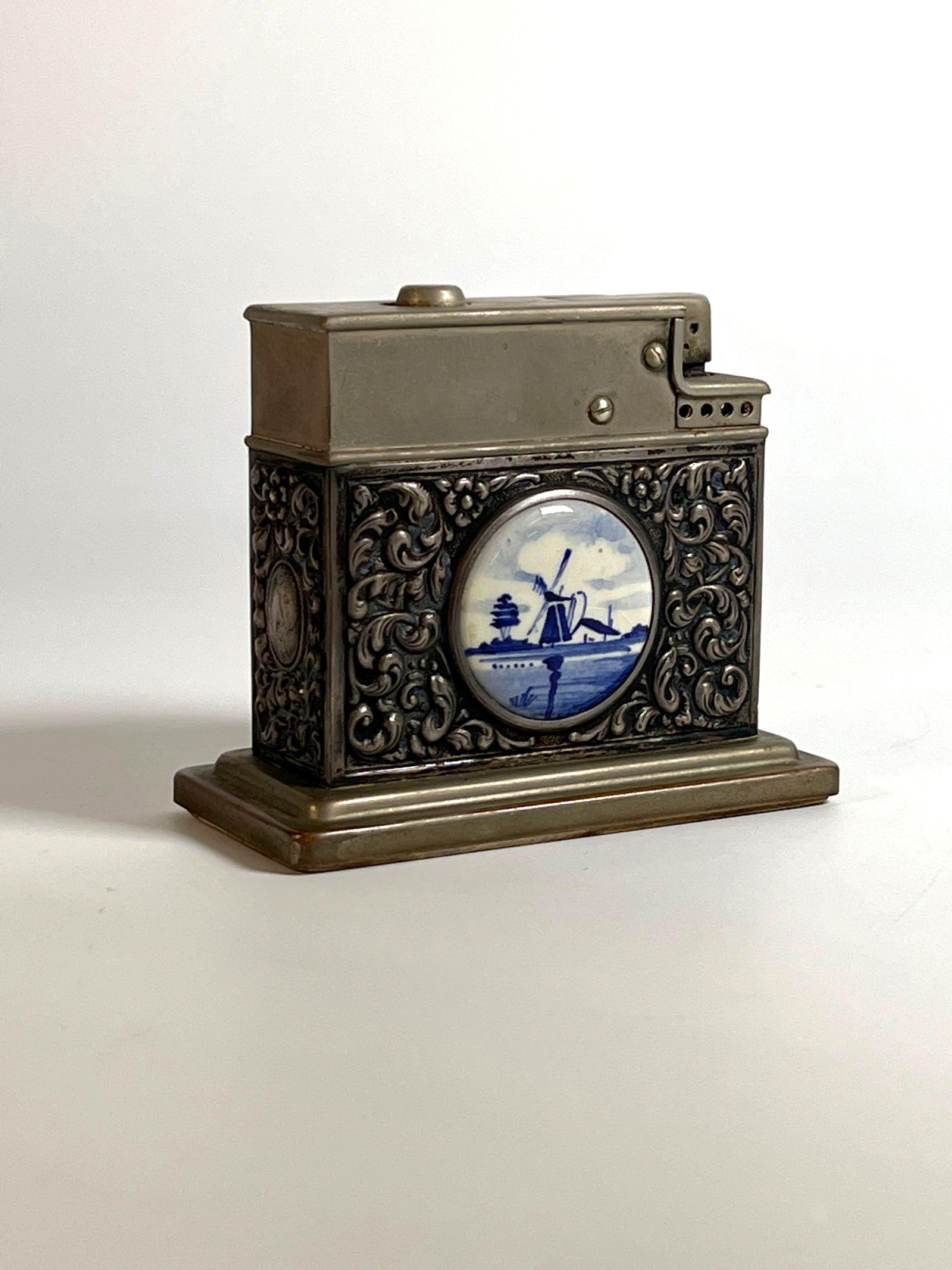 VALUE LOT VINTAGE MYLFLAM TABLE LIGHTER WITH DUTCH DELTWARE DETAIL (1 of 10)