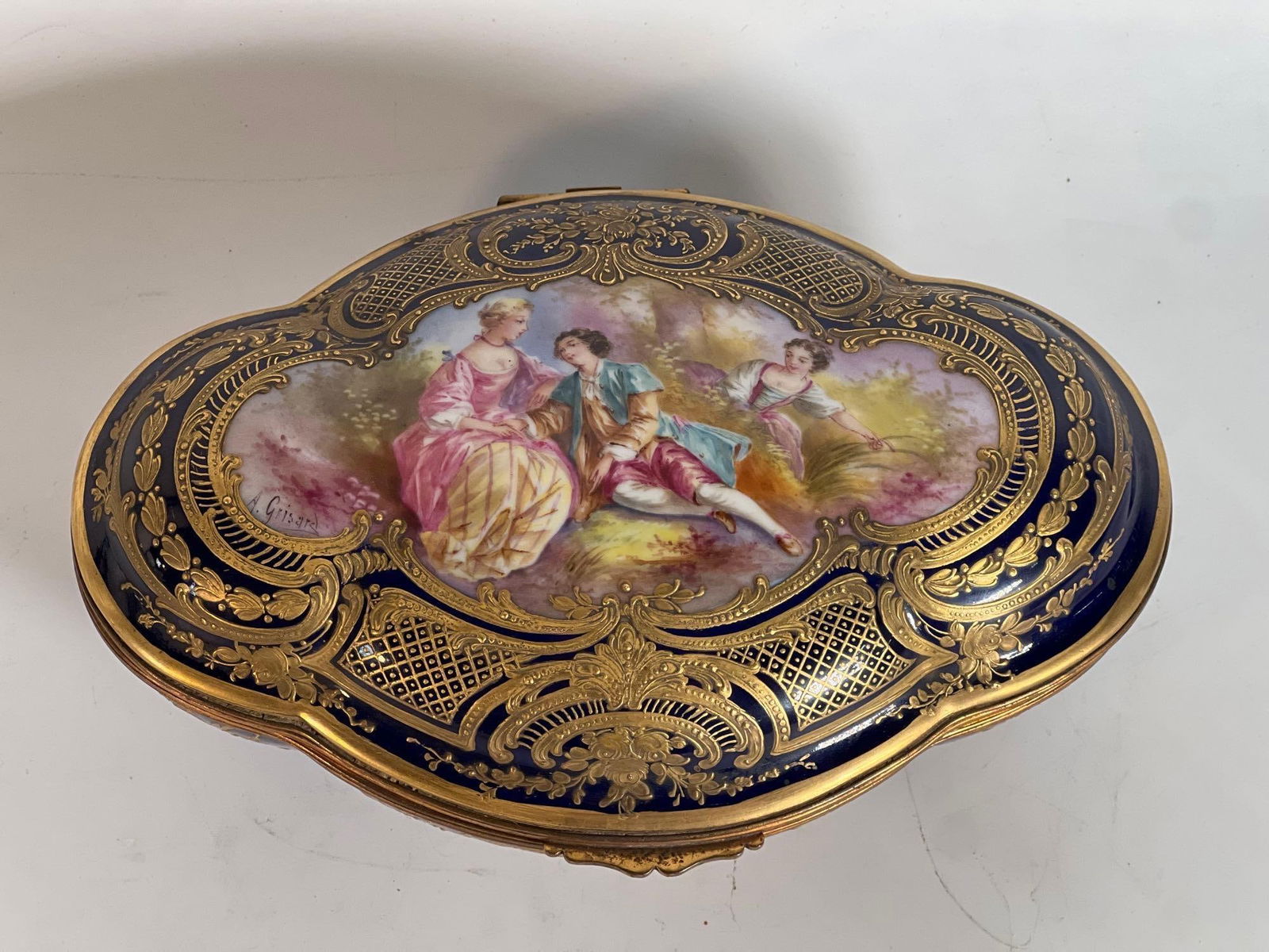 FRENCH CONTINENTAL SEVRES OR SPERABO STYLE PORCELAIN BOX WITH GILT ACCENTS (1 of 9)